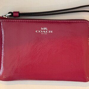 Coach Corner Zip Wristlet /wallet/pink patent Leather Medium Size